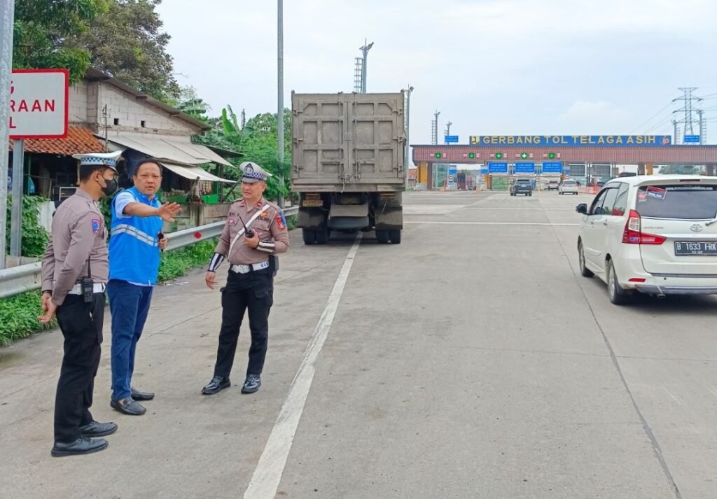 Portal Berita Indonesia dan Dunia Terkini Hari Ini, Update Harian Terbaru, Terlengkap, Tajam, Aktual dan Berimbang. Penertiban Parkir Liar di Jalan Tol Cibitung-Cilincing, PT CTP Tollways dan Polresto Bekasi Beraksi - Teropong Rakyat