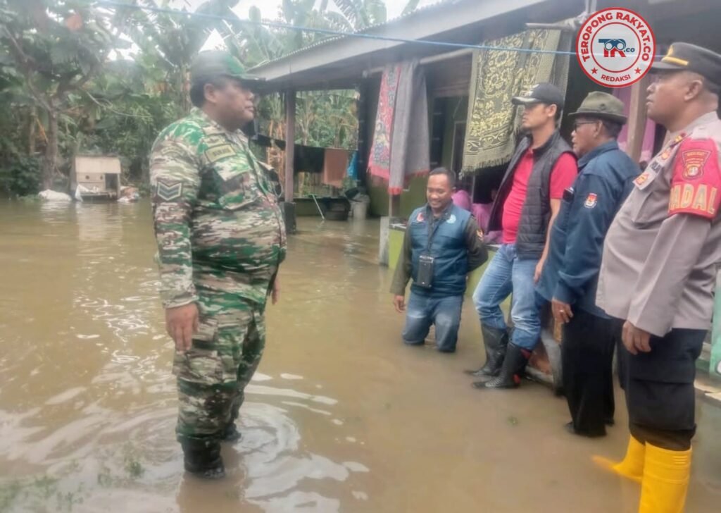 Portal Berita Indonesia dan Dunia Terkini Hari Ini, Update Harian Terbaru, Terlengkap, Tajam, Aktual dan Berimbang. Forum Koordinasi Pimpinan Kecamatan Pebayuran Tinjau Warga Terdampak Genangan Air Luapan Kali Kiwing - Teropong Rakyat