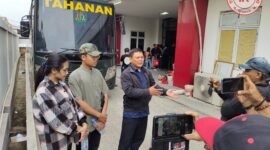 Pak Udin Saat Diwawancarai Di Pengadilan Negeri Jakarta Utara