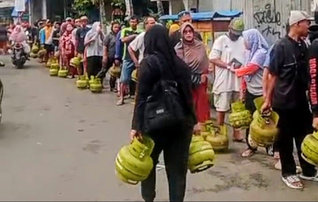 Warga Terpaksa Antre Panjang untuk Mendapatkan, Kelangkaan LPG 3 Kilo di Cikarang, Siapa Bertanggung Jawab? - Teropongrakyat.co