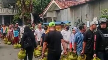 Warga Terpaksa Antre Panjang untuk Mendapatkan, Kelangkaan LPG 3 Kilo di Cikarang, Siapa Bertanggung Jawab?