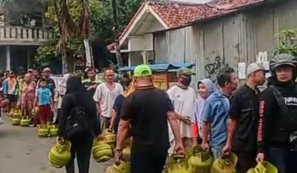 Warga Terpaksa Antre Panjang untuk Mendapatkan, Kelangkaan LPG 3 Kilo di Cikarang, Siapa Bertanggung Jawab? - Teropongrakyat.co