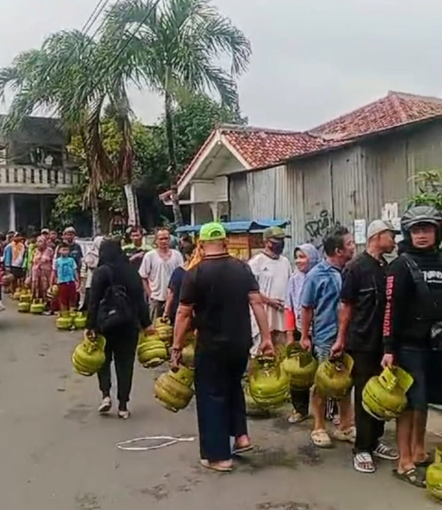 Portal Berita Indonesia dan Dunia Terkini Hari Ini, Update Harian Terbaru, Terlengkap, Tajam, Aktual dan Berimbang. Warga Terpaksa Antre Panjang untuk Mendapatkan, Kelangkaan LPG 3 Kilo di Cikarang, Siapa Bertanggung Jawab? - Teropong Rakyat