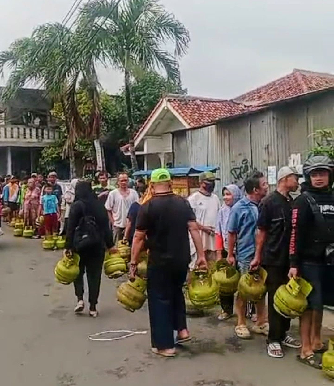 Warga Terpaksa Antre Panjang untuk Mendapatkan, Kelangkaan LPG 3 Kilo di Cikarang, Siapa Bertanggung Jawab?