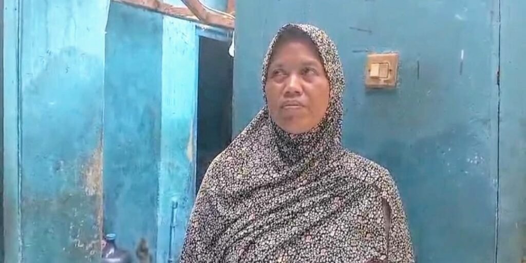 Tak Mampu Menahan Beban Curah Hujan, Atap Rumah Warga di Jakarta Pusat Ambruk - Teropong Rakyat