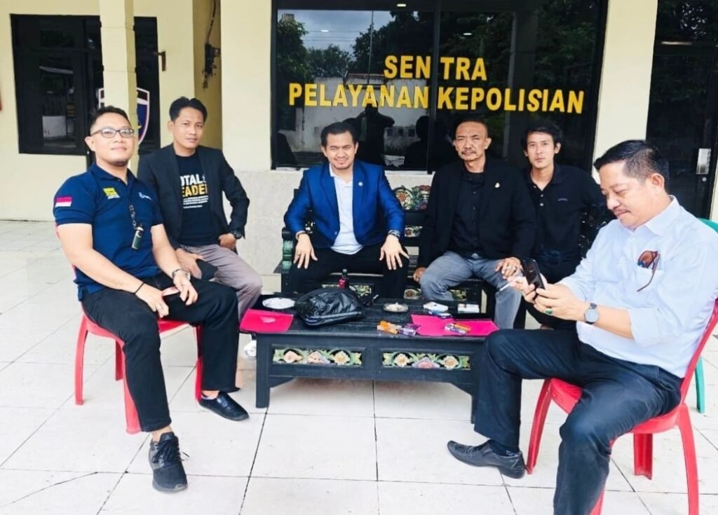 Portal Berita Indonesia dan Dunia Terkini Hari Ini, Update Harian Terbaru, Terlengkap, Tajam, Aktual dan Berimbang. Peras Pengusaha Oknum Pengacara Di Ciduk Mapolsek Cabangbungin - Teropong Rakyat