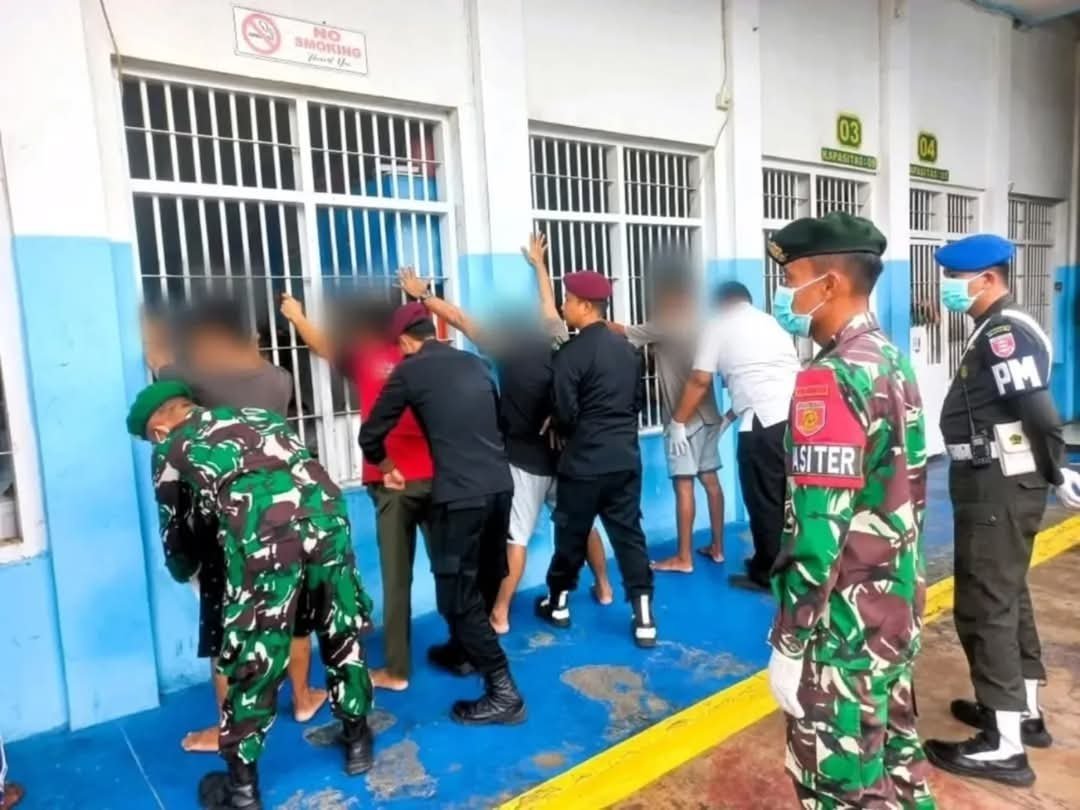 Portal Berita Indonesia dan Dunia Terkini Hari Ini, Update Harian Terbaru, Terlengkap, Tajam, Aktual dan Berimbang. Peringati Hari Bhakti Pemasyarakatan ke-61, Dansatgas Pamtas Yonarmed 11 Kostrad Bersih-Bersih di Lapas Nunukan - Teropongrakyat.co