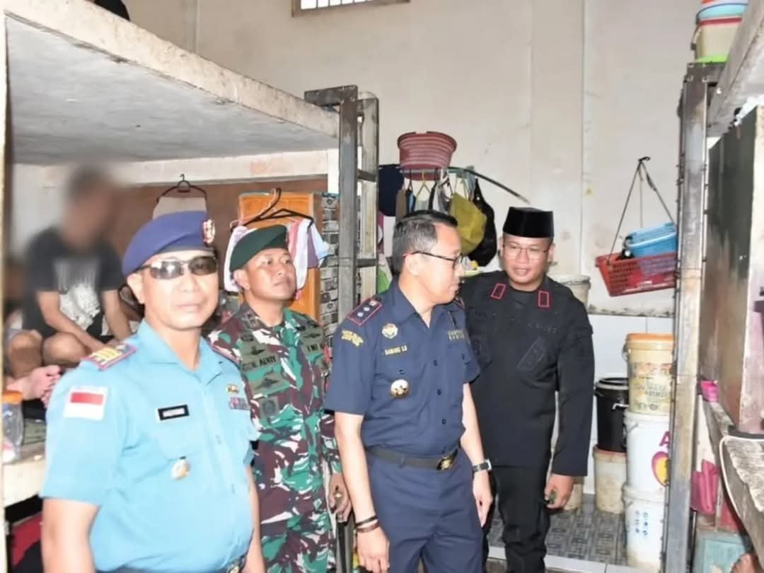 Peringati Hari Bhakti Pemasyarakatan ke-61, Dansatgas Pamtas Yonarmed 11 Kostrad Bersih-Bersih di Lapas Nunukan 