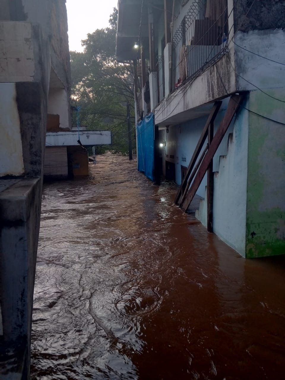 Banjir 2,5 Meter Rendam Pagujaten, Jakarta Selatan; Warga Terjebak di Atap Rumah - Teropongrakyat.co