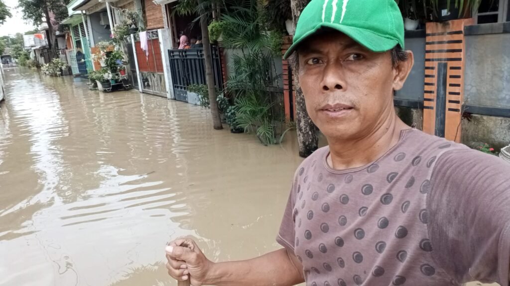 Banjir Rendam Perumahan di Bekasi Akibat Curah Hujan Tinggi - Teropong Rakyat
