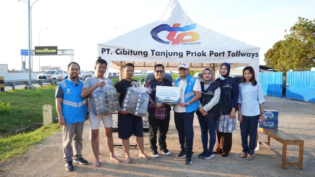 Portal Berita Indonesia dan Dunia Terkini Hari Ini, Update Harian Terbaru, Terlengkap, Tajam, Aktual dan Berimbang. Pelindo Solusi Logistik Salurkan Bantuan untuk Korban Banjir di Bekasi - Teropong Rakyat