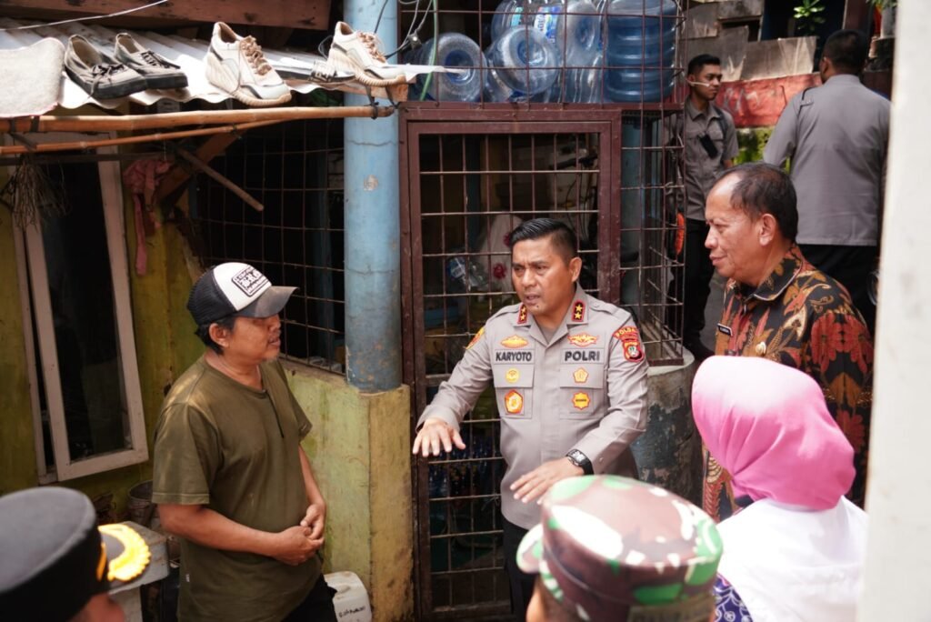 Portal Berita Indonesia dan Dunia Terkini Hari Ini, Update Harian Terbaru, Terlengkap, Tajam, Aktual dan Berimbang. Kapolda Metro Jaya Irjen Pol Karyoto Tinjau Pengungsian Warga Terdampak Banjir di Pancoran - Teropong Rakyat