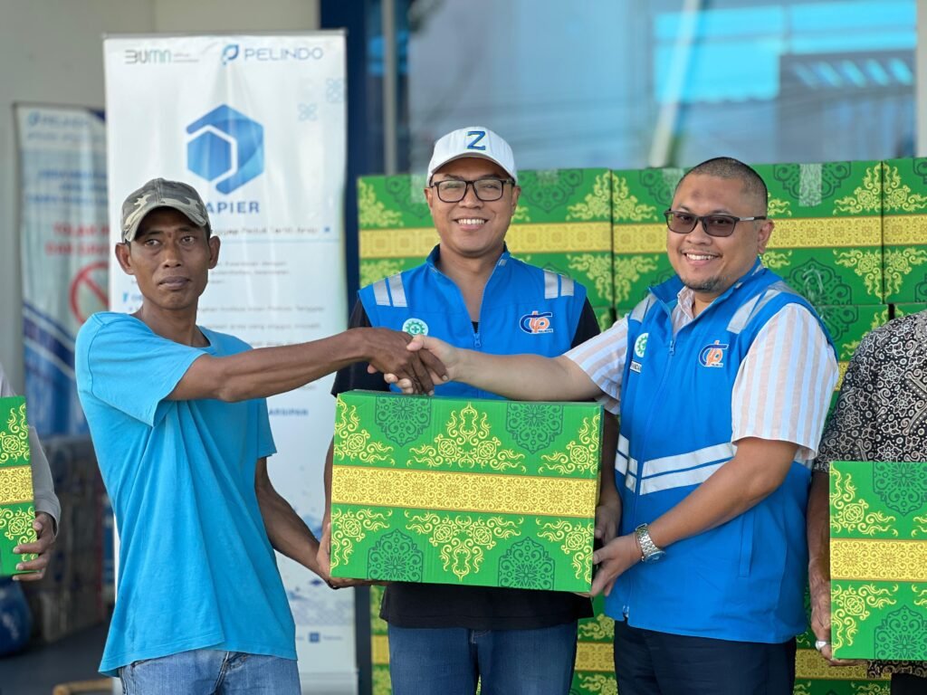 PT.CTP Tollways Bagikan Sembako Untuk Warga Terdampak Banjir - Teropong Rakyat