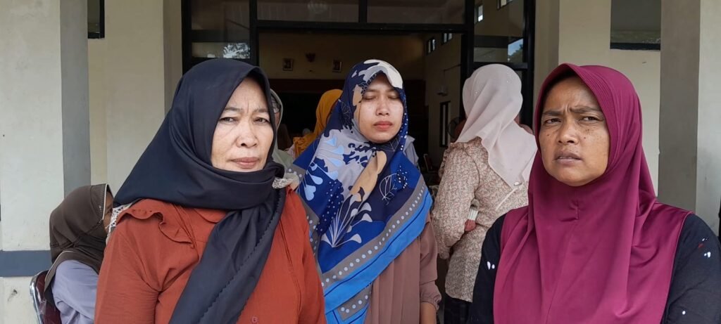 Portal Berita Indonesia dan Dunia Terkini Hari Ini, Update Harian Terbaru, Terlengkap, Tajam, Aktual dan Berimbang. Sebagian Warga Desa Sidoko Kecewa Adanya Sembako GPM Yang Tebang Pilih - Teropong Rakyat