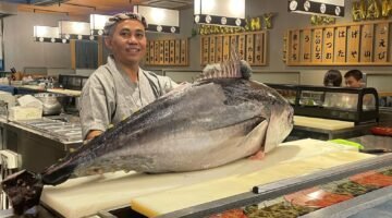 Tuna Cutting Show di Fuji Sushi Cikarang, Sensasi Kuliner Jepang dengan Ikan Segar dari Perairan Bali