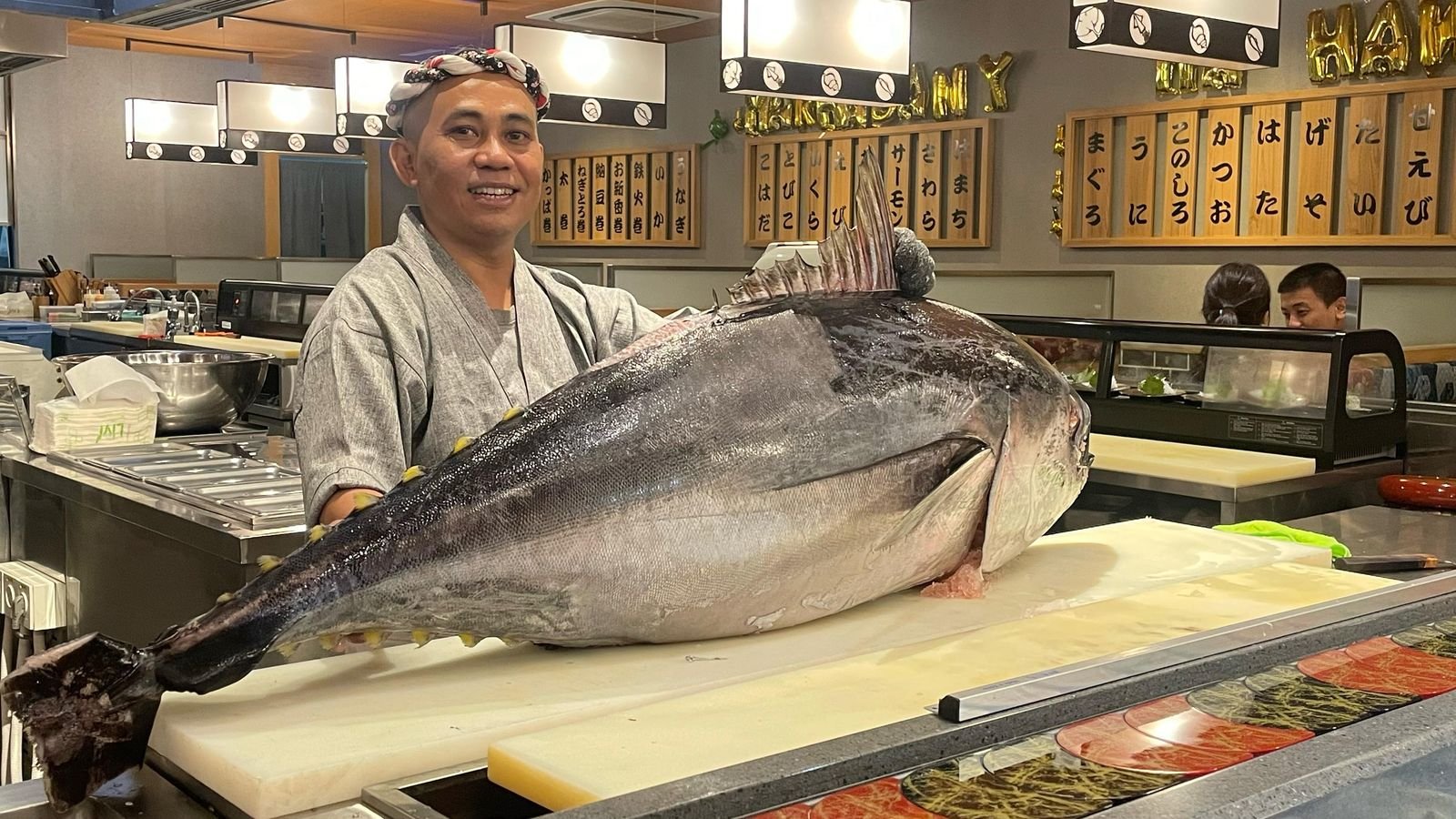 Tuna Cutting Show di Fuji Sushi Cikarang, Sensasi Kuliner Jepang dengan Ikan Segar dari Perairan Bali
