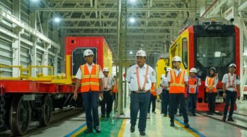 Dirut KAI Tinjau Depo LRT Jabodebek untuk Pastikan Kesiapan Angkutan Lebaran