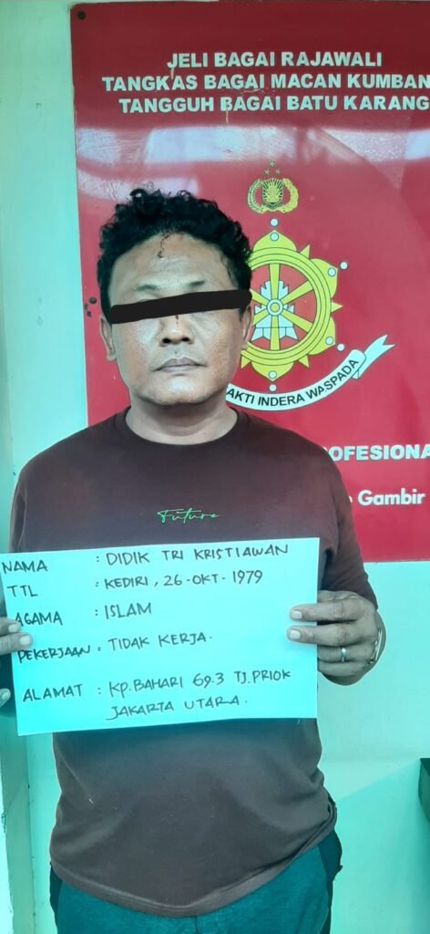 Portal Berita Indonesia dan Dunia Terkini Hari Ini, Update Harian Terbaru, Terlengkap, Tajam, Aktual dan Berimbang. Pria di Stasiun Tanah Abang Diamankan Massa, Ngaku Polisi, Positif Narkoba - Teropong Rakyat
