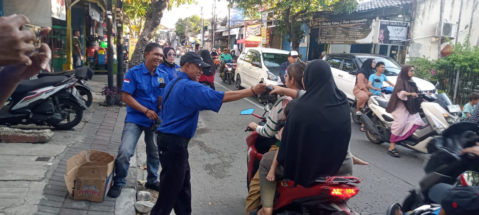 PWI Pokja Walikota Jakarta Utara dan Family Max Bagikan Ratusan Takjil di Rawabadak Selatan - Teropongrakyat.co