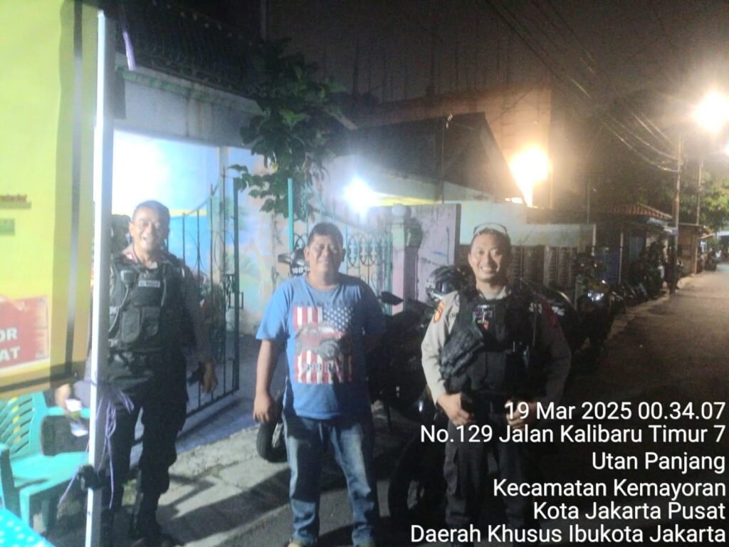 Portal Berita Indonesia dan Dunia Terkini Hari Ini, Update Harian Terbaru, Terlengkap, Tajam, Aktual dan Berimbang. TPP Polres Metro Jakpus Sambangi Pos Pengamanan Ramadhan RT 04/RW 08, Sosialisasi Kamtibmas dan Hotline110 - Teropong Rakyat