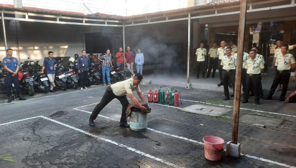 Portal Berita Indonesia dan Dunia Terkini Hari Ini, Update Harian Terbaru, Terlengkap, Tajam, Aktual dan Berimbang. BRI BO Tangerang Ahmad Yani Gelar Sosialisasi Penanggulangan Bencana untuk Satuan Pengamanan - Teropong Rakyat