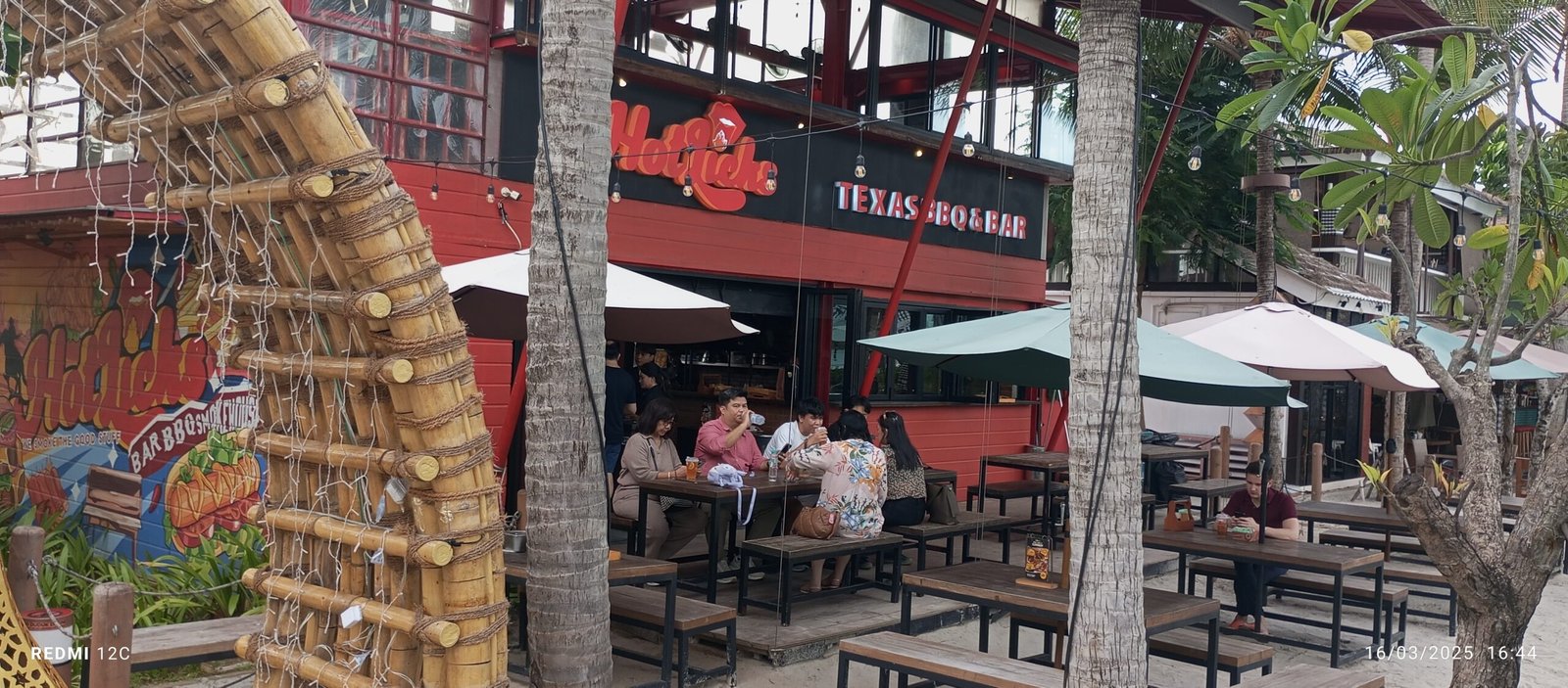 WoW ….Di Hotlicks Texas BBQ & Bar, Pesan Pork BBQ “Free Takjil”?