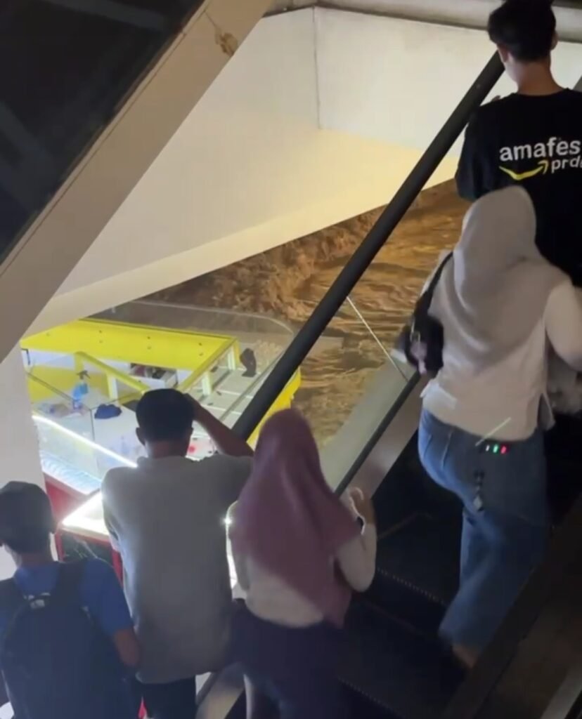 Portal Berita Indonesia dan Dunia Terkini Hari Ini, Update Harian Terbaru, Terlengkap, Tajam, Aktual dan Berimbang. Kepanikan di Mall Giant Bekasi Akibat Banjir Mendadak - Teropong Rakyat
