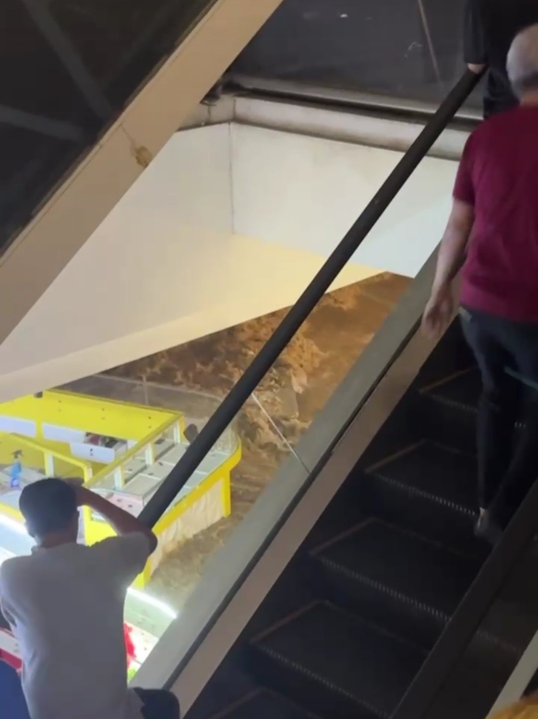 Kepanikan di Mall Giant Bekasi Akibat Banjir Mendadak - Teropongrakyat.co