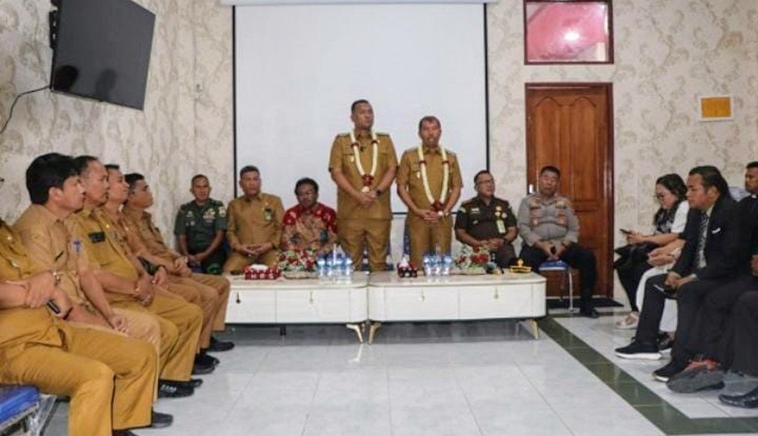 Hari Pertama Berkantor, Bupati Toba Disambut Dengan Doa Dan Karangan Bunga