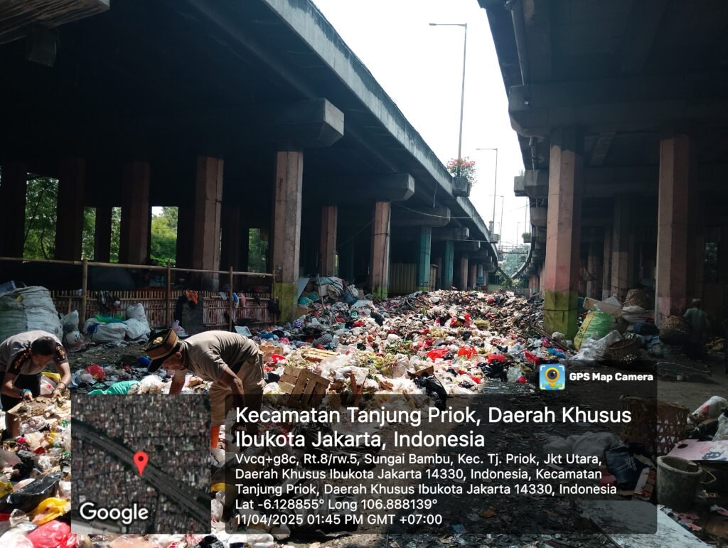 Bau Tak Sedap di Kolong Tol Sungai Bambu, Warga Mengeluh! - Teropong Rakyat
