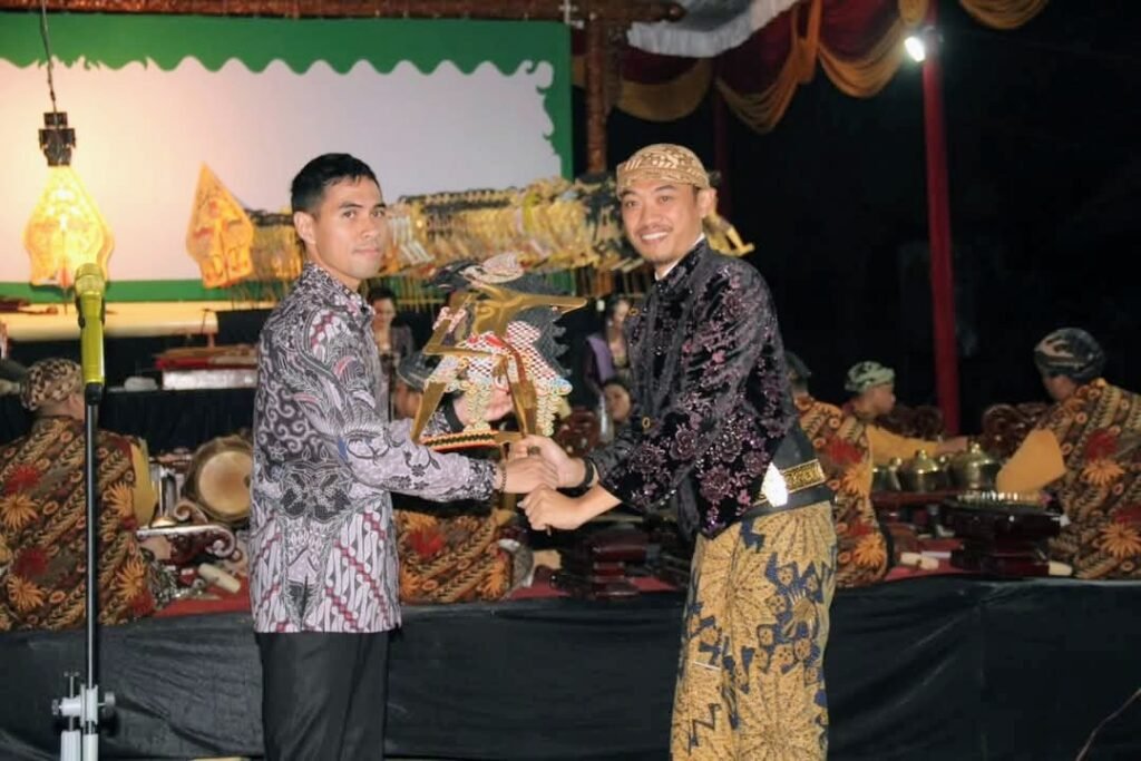 Yonif 501 Kostrad Rayakan HUT ke-64 Gelar Wayang Kulit dan Aksi Sosial - Teropong Rakyat