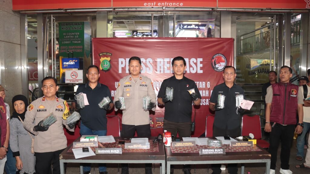 Portal Berita Indonesia dan Dunia Terkini Hari Ini, Update Harian Terbaru, Terlengkap, Tajam, Aktual dan Berimbang. Gulung Sindikat Obat Terlarang, Ribuan Butir Tramadol dan Hexymer Diamankan - Teropong Rakyat
