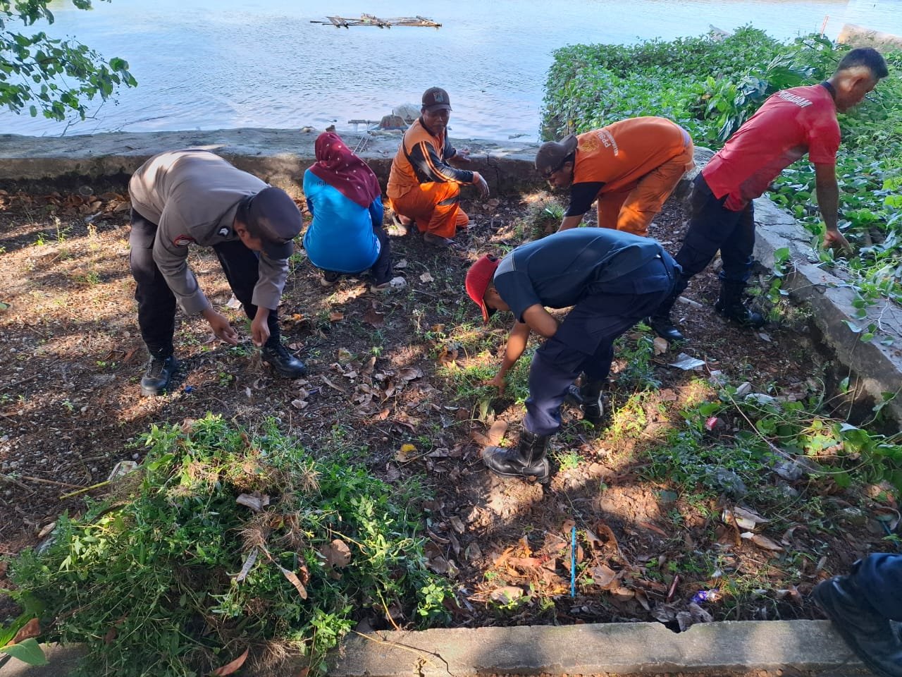 Bhabinkamtibmas Pulau Tidung Briptu Andika Fajar Bersama Warga RW.02 Gelar Kerja Bakti Massal