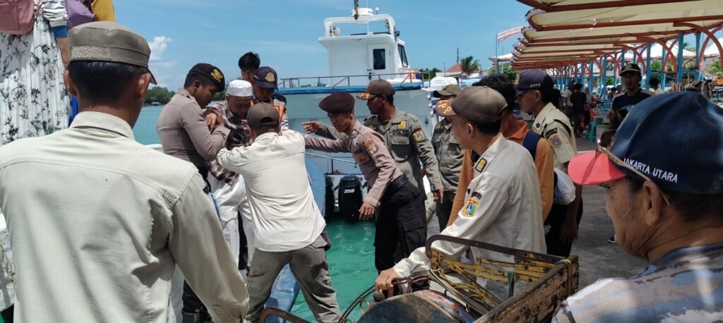 Portal Berita Indonesia dan Dunia Terkini Hari Ini, Update Harian Terbaru, Terlengkap, Tajam, Aktual dan Berimbang. Terlihat jajaran Polsek Kepulauan Seribu Utara Bantu Penumpang Jaga Keamanan di Dermaga Wisata - Teropong Rakyat