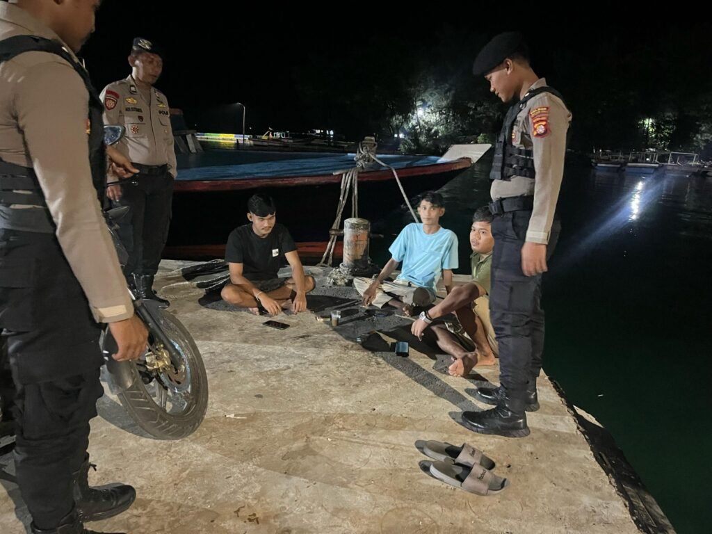 Polsek Kepulauan Seribu Utara Patroli Malam, Humanis Himbau Warga Jauhi Judi Online dan Cegah Tawuran  - Teropong Rakyat