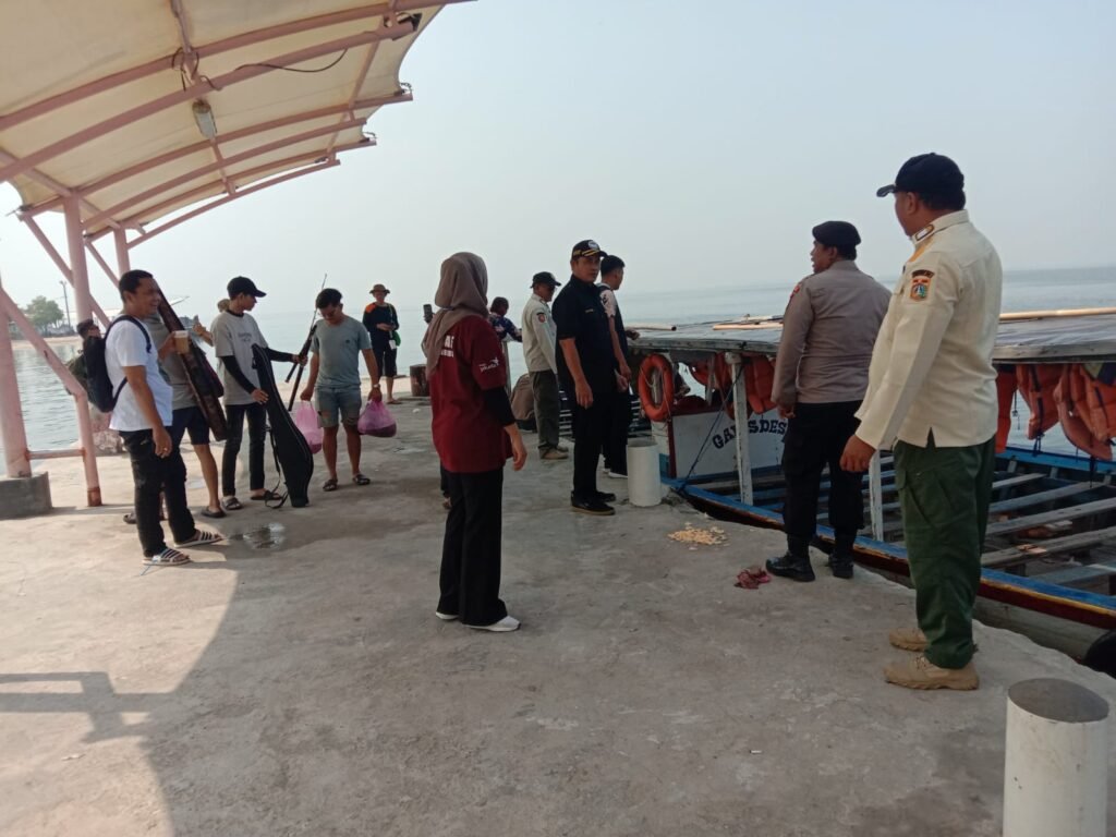 Portal Berita Indonesia dan Dunia Terkini Hari Ini, Update Harian Terbaru, Terlengkap, Tajam, Aktual dan Berimbang. Polisi Peduli Amankan Dermaga Pulau, Bantu Penumpang dan Cegah Peredaran Masuknya Narkoba Serta Miras - Teropong Rakyat