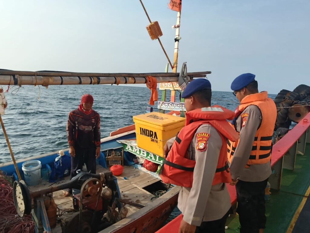 Satpolairud Polres Kepulauan Seribu Patroli Laut, Antisipasi Kejahatan dan Berikan Himbauan Keselamatan Melaut - Teropong Rakyat