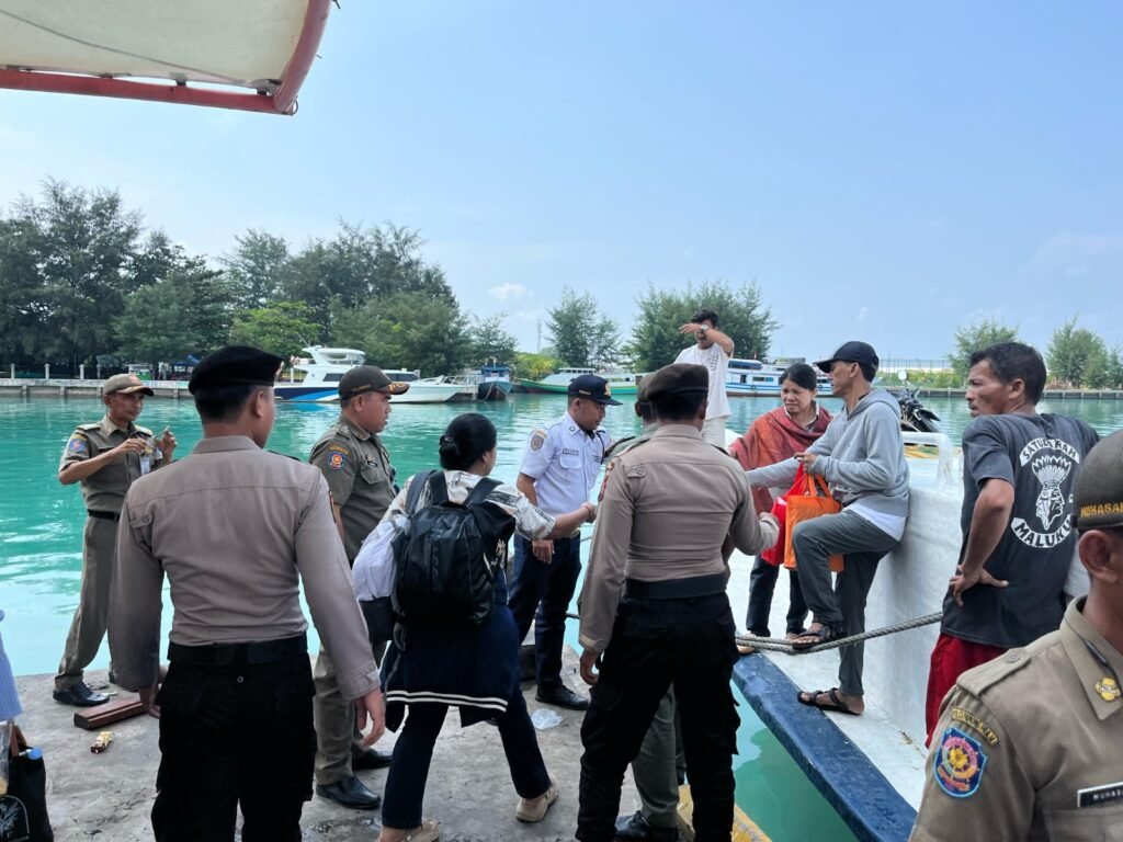 Polsek Kepulauan Seribu Utara Bantu Penumpang Turun dari Kapal dalam Kegiatan Pengamanan Dermaga - Teropong Rakyat