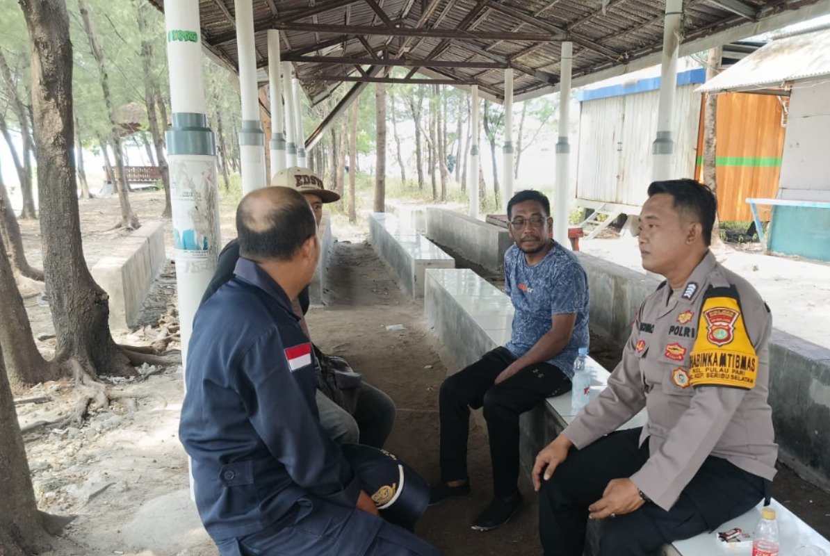 Bhabinkamtibmas Pulau Pari Jalin Silaturahmi dengan Tokoh Masyarakat, Wujudkan Sinergi Keamanan