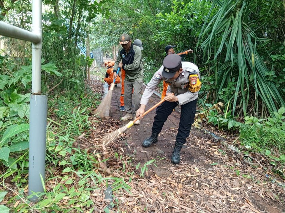 Bhabinkamtibmas Pulau Tidung Hadiri Kegiatan Perapihan Lokasi Pulau Tematik “Pulau Kucing”