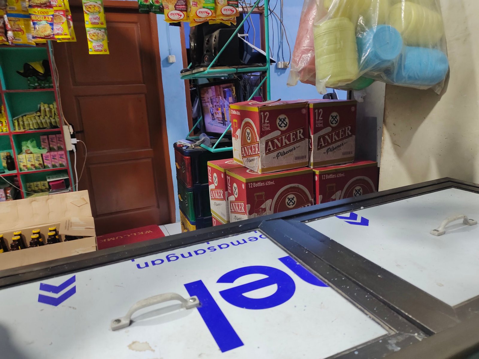 Portal Berita Indonesia dan Dunia Terkini Hari Ini, Update Harian Terbaru, Terlengkap, Tajam, Aktual dan Berimbang. Warung Kelontong di Cilincing Diduga Jual Bir Ilegal, Warga Resah - Teropongrakyat.co