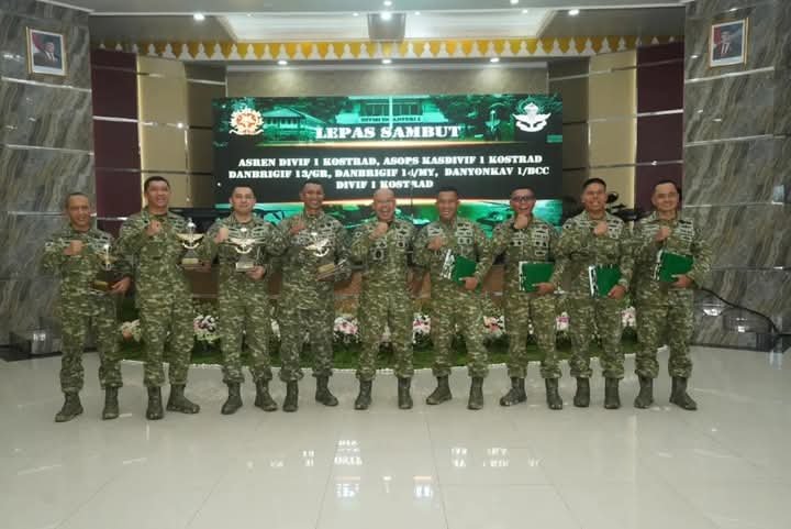 Portal Berita Indonesia dan Dunia Terkini Hari Ini, Update Harian Terbaru, Terlengkap, Tajam, Aktual dan Berimbang. Kepala Staf Divif 1 Kostrad Pimpin Sertijab dan Tradisi Korps Prajurit Divif 1 Kostrad - Teropongrakyat.co