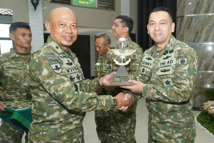 Portal Berita Indonesia dan Dunia Terkini Hari Ini, Update Harian Terbaru, Terlengkap, Tajam, Aktual dan Berimbang. Kepala Staf Divif 1 Kostrad Pimpin Sertijab dan Tradisi Korps Prajurit Divif 1 Kostrad - Teropongrakyat.co