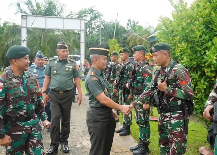 Wadan Sesko TNI dan Pasis Tinjau Pos Aji Kuning Satgas Yonarmed 11 Kostrad - Teropong Rakyat