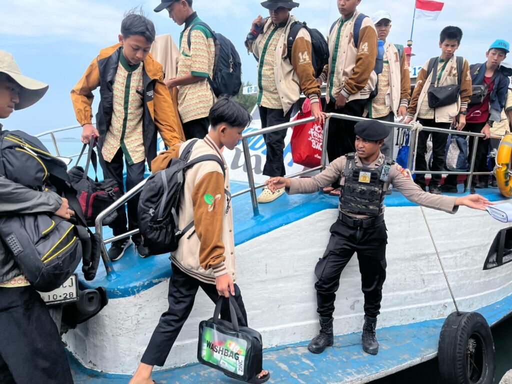 Anggota Polsek Kepulauan Seribu Utara Bantu Penumpang dan Awasi Barang Masuk di Dermaga - Teropong Rakyat