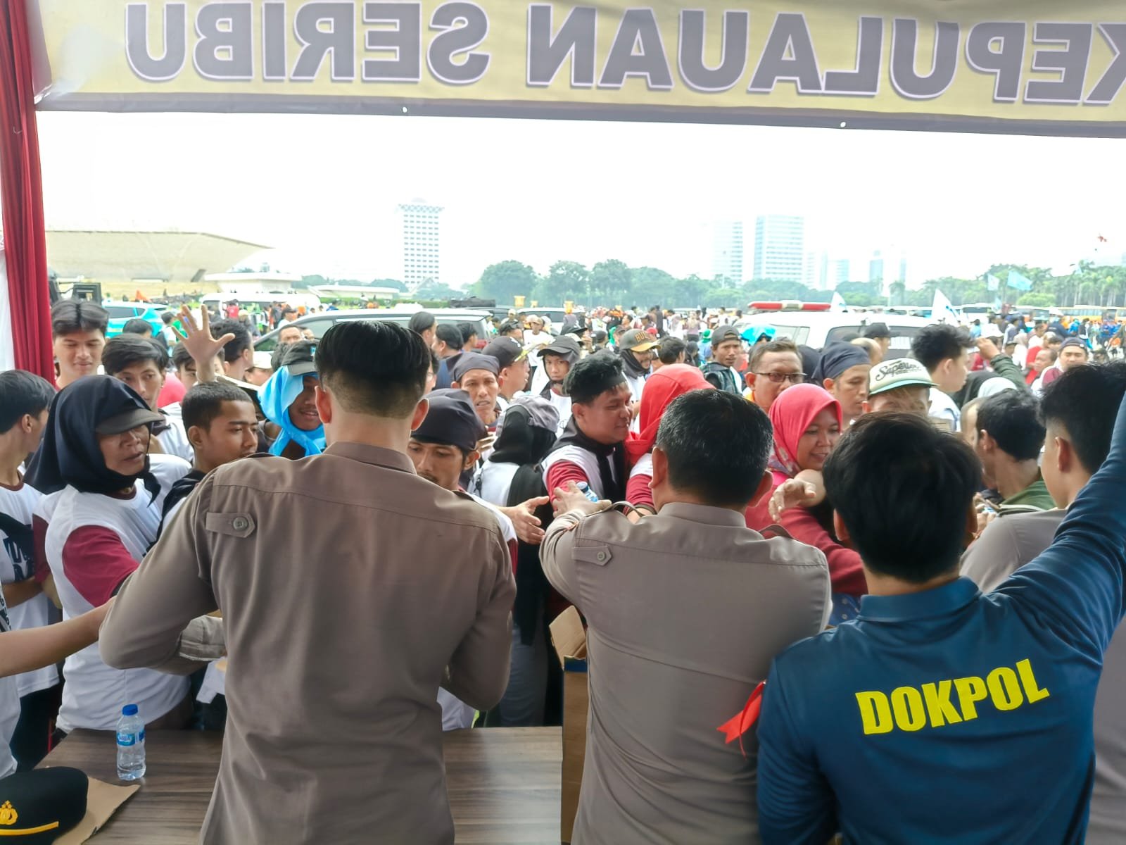 Polres Kepulauan Seribu Hadir Humanis di Perayaan May Day 2025, Berikan Pelayanan Kesehatan dan Air Mineral Gratis