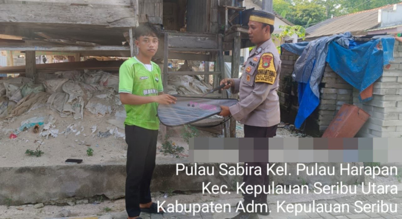 Dukung Olahraga Remaja, Bhabinkamtibmas Pulau Sabira Bripka Amirulloh Maliki Berikan Bantuan Raket Bulutangkis