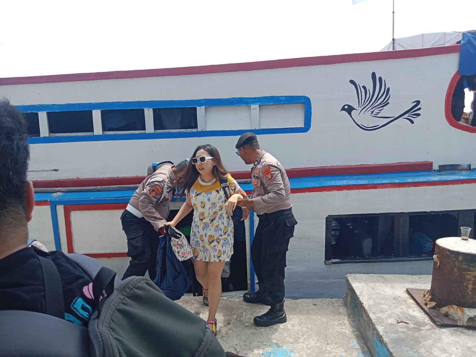 Penumpang Turun dari Kapal, Polsek Kepulauan Seribu Utara Laksanakan Pengamanan Dermaga dengan Humanis