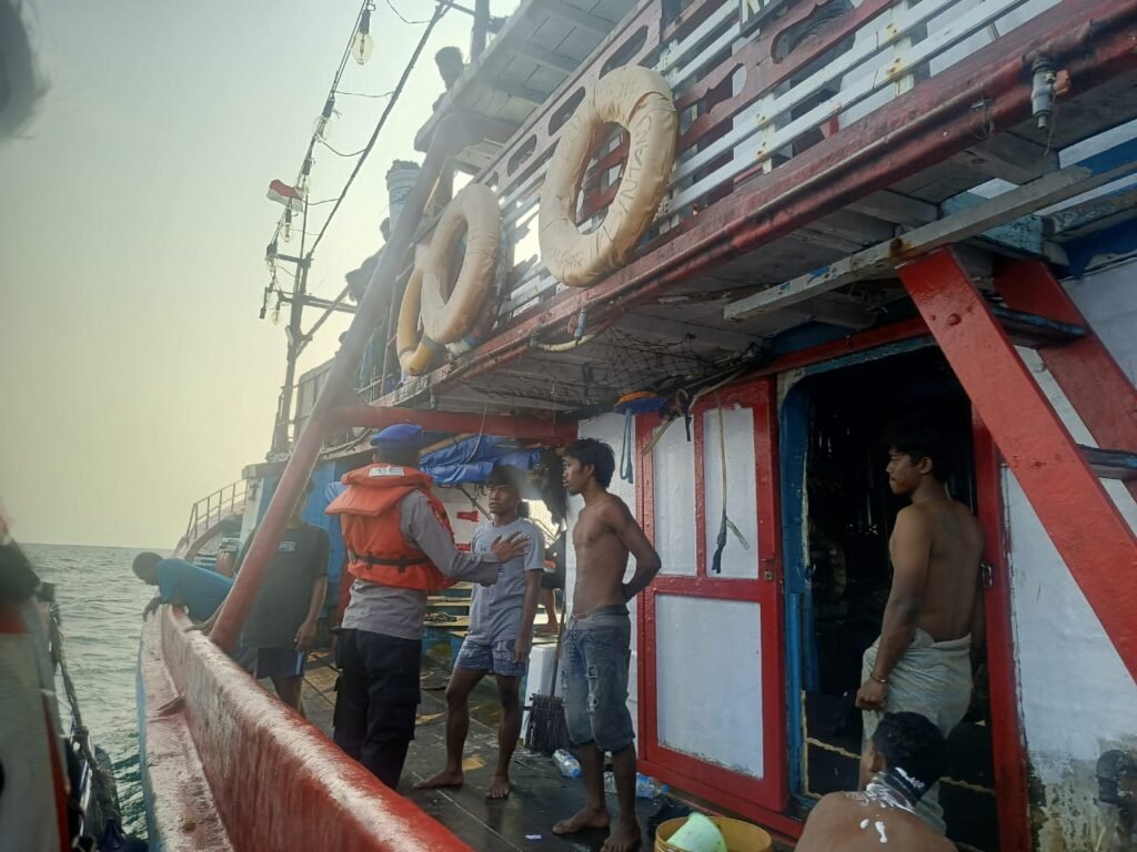 Portal Berita Indonesia dan Dunia Terkini Hari Ini, Update Harian Terbaru, Terlengkap, Tajam, Aktual dan Berimbang. Sambangi Nelayan, Satpolairud Polres Kepulauan Seribu Imbau Gunakan Life Jacket dan APAR - Teropong Rakyat