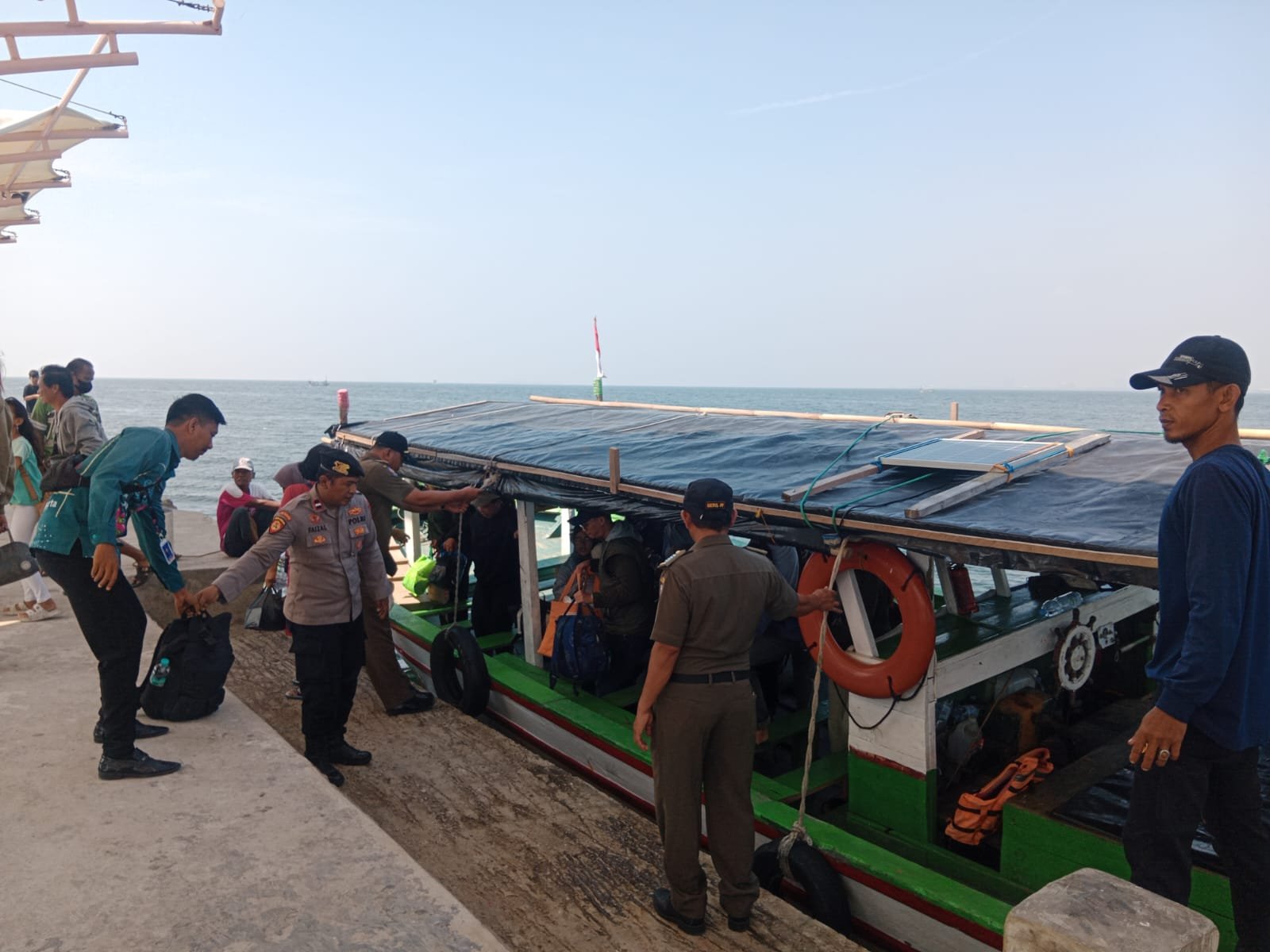 Polisi Humanis Kawal Pengamanan di Dermaga Pulau Untung Jawa, Antisipasi Narkoba dan Miras
